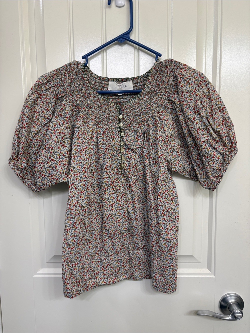 THE GREAT. Floral Puff-Sleeve Smocked Blouse in Ivory with‎ Red & Blue Floral